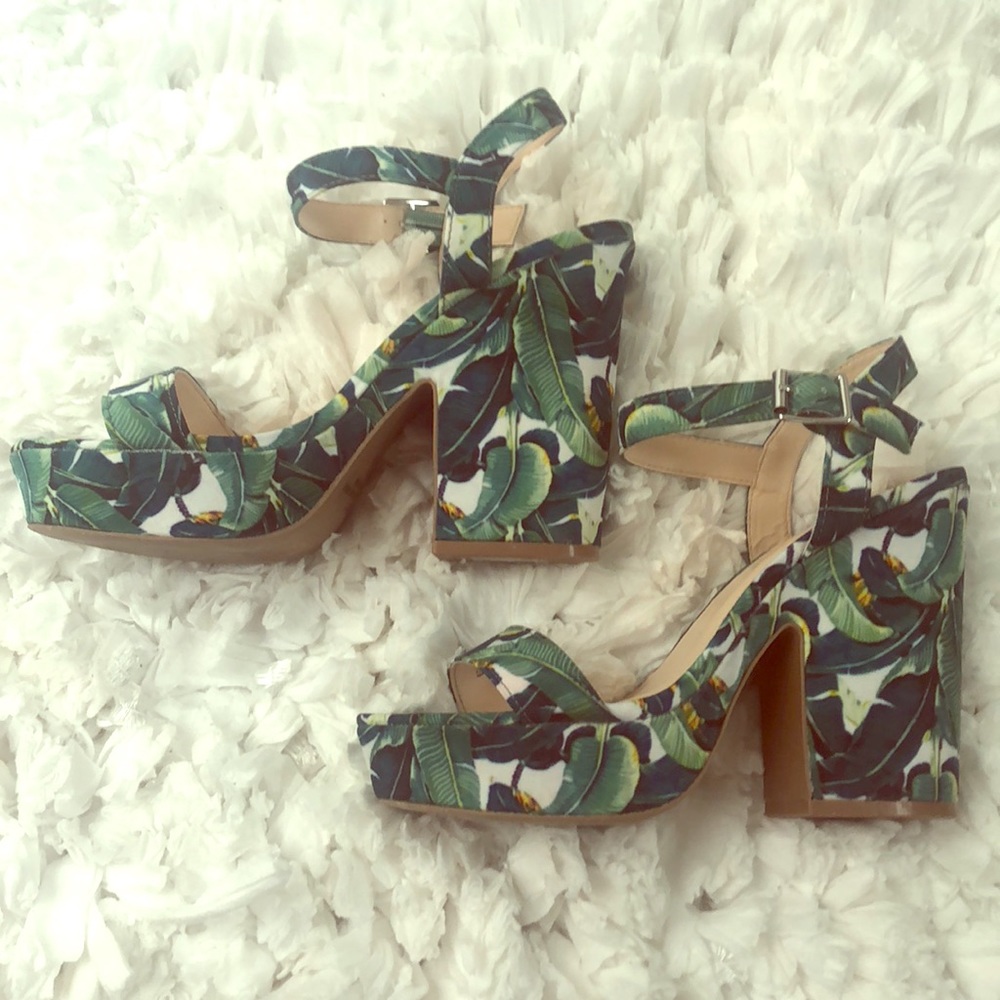 Gorgeous summer leaf sandals like new! Size 7